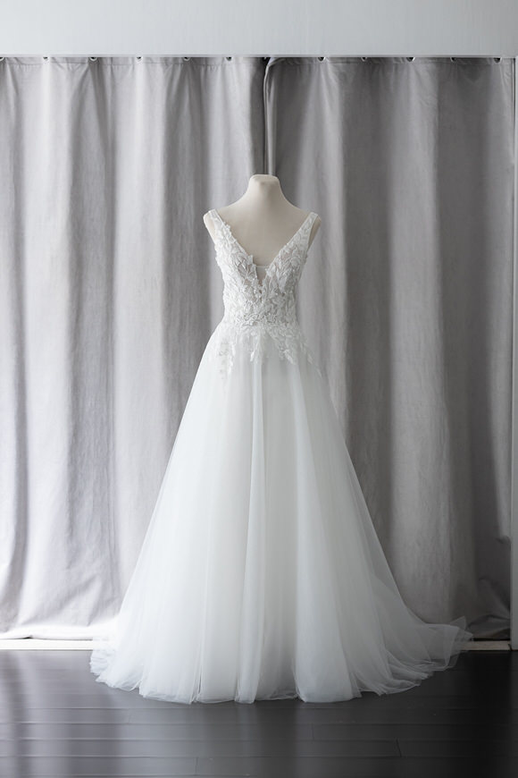 Ivory & White Bridal rtw v-neck lace tulle wedding gown