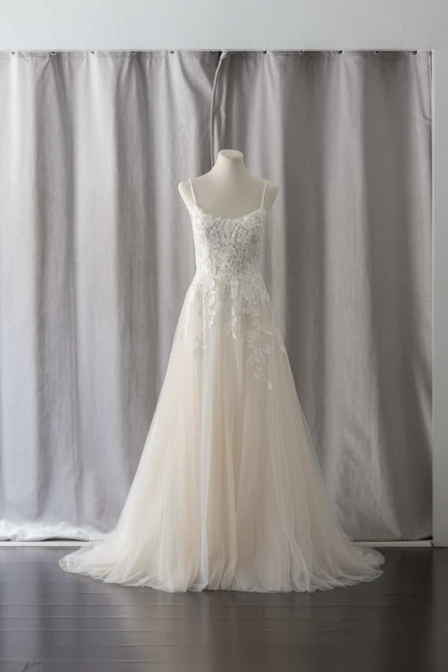 spaghetti strapes scoop neckline lace tulle wedding gown rtw