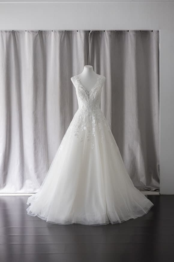 rtw v-neck lace wedding gown manila