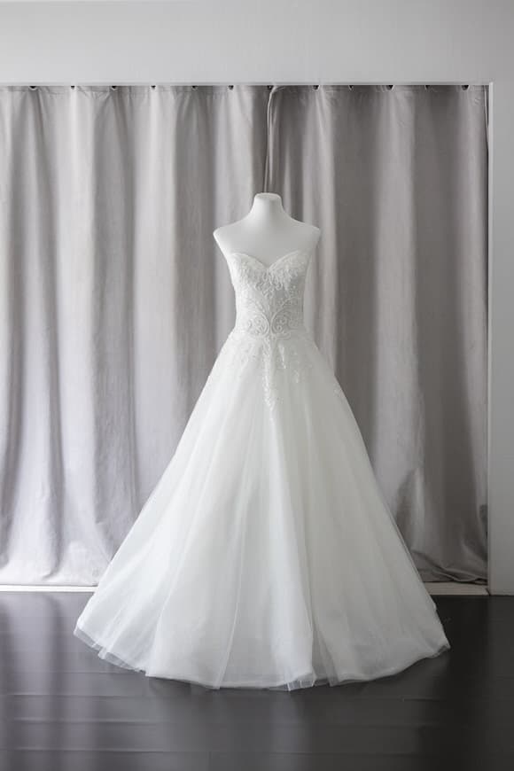 rtw strapless sweetheart neckline a-line lace wedding gown