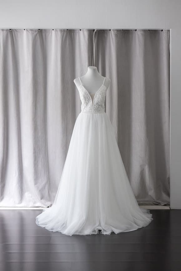 spaghetti strapes scoop neckline lace tulle wedding gown rtw