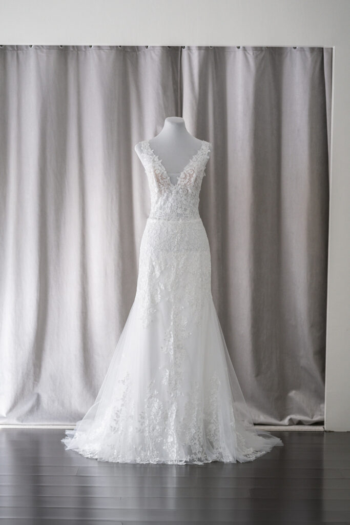 v-neck lace mermaid rtw wedding gown